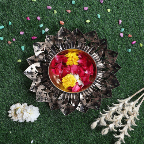 Black & Gold Flower Cut Urli